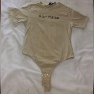 PRETTYLITTLETHING OATMEAL SHORT-SLEEVE BODY SUIT. PLUS SIZE WOMENS 12.